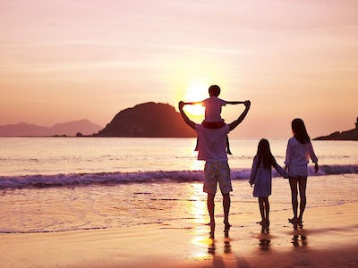 Family on vacation at the beach - insuremytrip